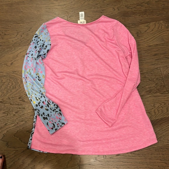 Long sleeve buttery soft and stretch pink and blue cheetah top! - Picture 3 of 4